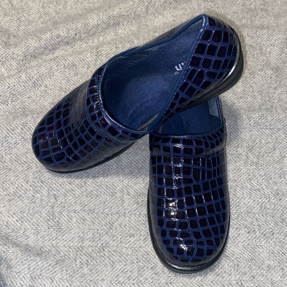 NWOT Judith Slip Resistance Navy Blue Clogs
